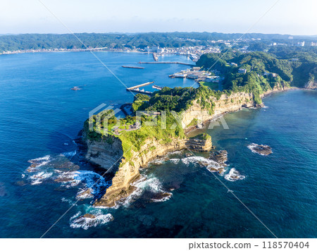 八幡岬和勝浦灣 *左側（千葉縣勝浦市） 118570404