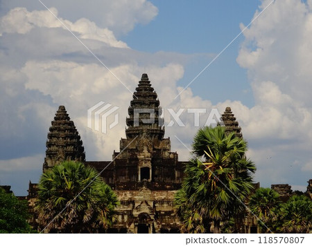 [Cambodia] Angkor Wat (Siem Reap) during the day as seen from the West Approach 118570807