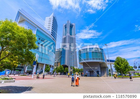 櫻木町車站前的日本橫濱城市景觀。橫濱地標塔與港未來市的景觀 = 18th 118570890
