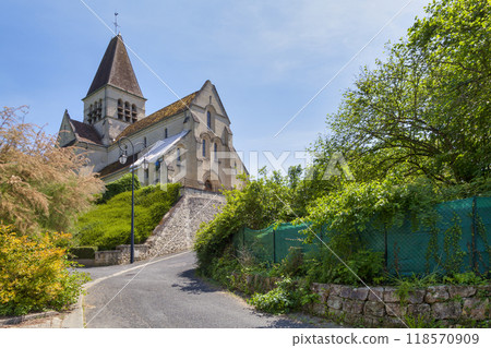 The church of Saint Martin in Cuise-la-Motte 118570909