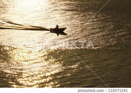 A glittering morning on a fishing trip 118571291