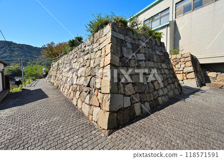 Bingo 省 Tomo 城堡的石牆和景觀，俯瞰 Tomonoura 118571591