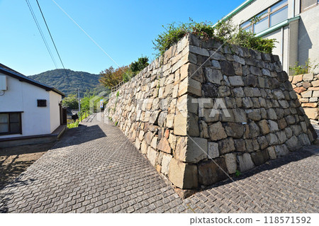 Bingo 省 Tomo 城堡的石牆和景觀，俯瞰 Tomonoura 118571592