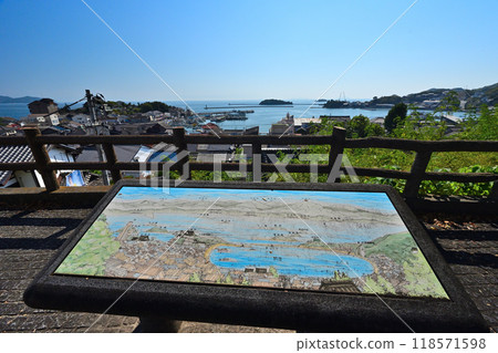 Bingo 省 Tomo 城堡的石牆和景觀,俯瞰 Tomonoura Bingo 省 Tomo 城堡的石牆和景觀,俯瞰 Tomonoura 118571598