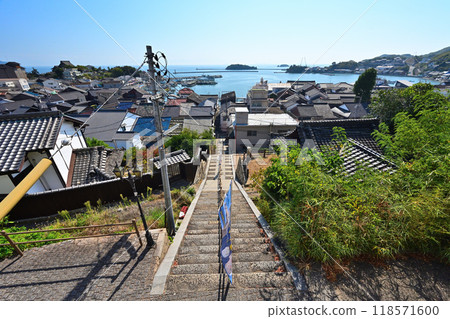 Bingo 省 Tomo 城堡的石牆和景觀,俯瞰 Tomonoura Bingo 省 Tomo 城堡的石牆和景觀,俯瞰 Tomonoura 118571600