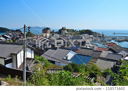 Bingo 省 Tomo 城堡的石牆和景觀，俯瞰 Tomonoura 118571602