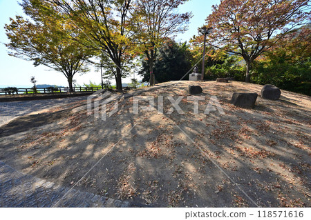 Bingo 省 Tomo 城堡的石牆和景觀，俯瞰 Tomonoura 118571616