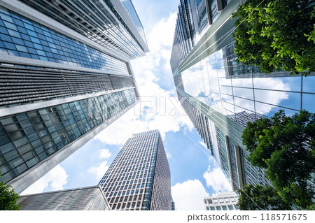 仰望摩天大樓的景色（東京丸之內） 118571675