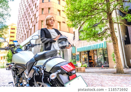 一名女騎士騎著大型摩托車來到新橋義大利小鎮。 118571692