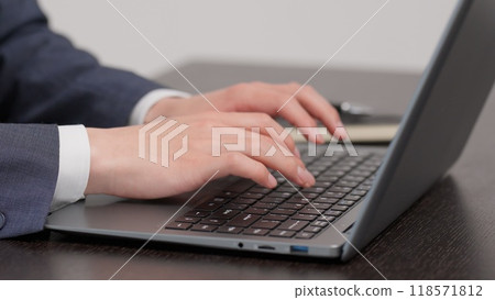 打字的商人的手 打字的商人的手 118571812