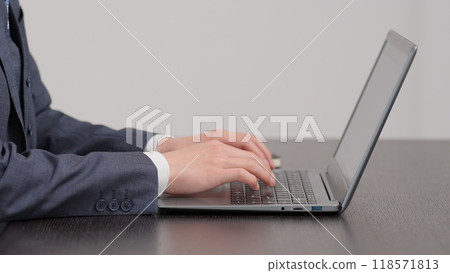 打字的商人的手 打字的商人的手 118571813