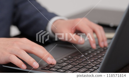 按箭頭鍵的商人的手 按箭頭鍵的商人的手 118571814