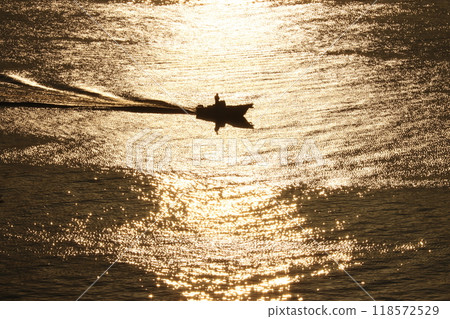 Beautiful undertow enveloped in soft reflected light 118572529