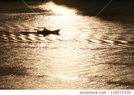 A wake that seems to be guided by a wake 118572530