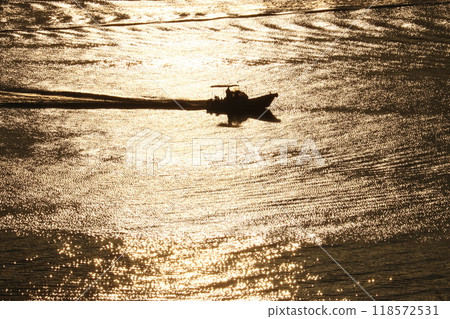 The silvery white surface of the sea exudes the romance of the ocean The silvery white surface of the sea exudes the romance of the ocean 118572531