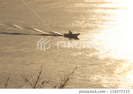 The soft light envelops the beautiful waveform of the rolling waves. The soft light envelops the beautiful waveform of the rolling waves. 118572535