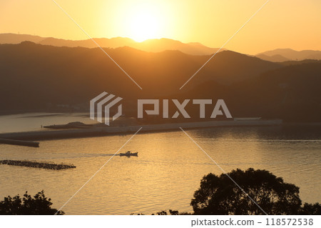 The ocean of Minami Awaji dazzling in the autumn sunshine The ocean of Minami Awaji dazzling in the autumn sunshine 118572538