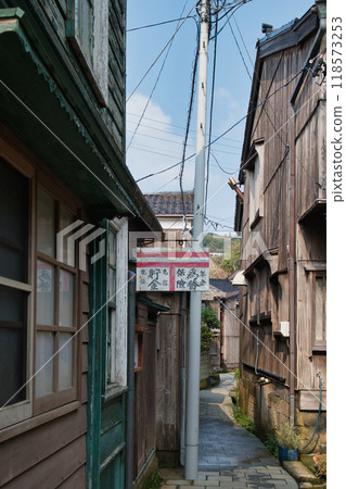 Old post office building in Shukunegi 118573253