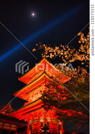 Special night viewing of Kiyomizu-dera Temple during cherry blossom season in 2023 Special night viewing of Kiyomizu-dera Temple during cherry blossom season in 2023 118573313