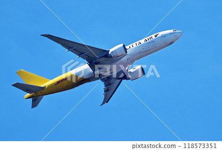 DHL KALITTA cargo takeoff climb 118573351