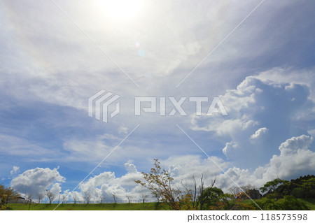 藍天有許多雲，陽光 118573598