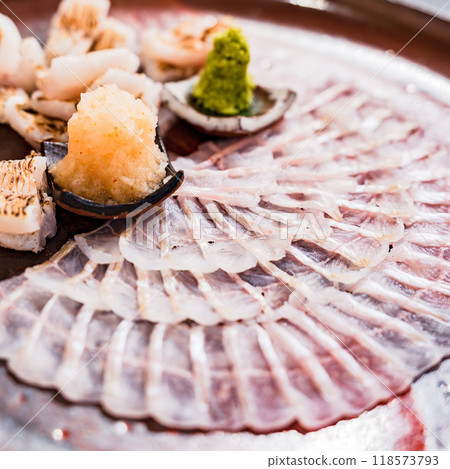 Densuke conger eel sashimi and grilled frosted sashimi [A specialty dish of Akashi Awaji Island] 118573793