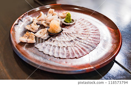Densuke conger eel sashimi and grilled frosted sashimi [A specialty dish of Akashi Awaji Island] 118573794