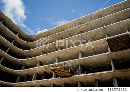 A new modern multi-storey residential building under construction 118573882