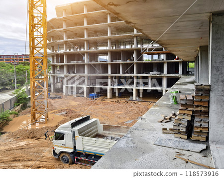 A new modern multi-storey residential building under construction 118573916