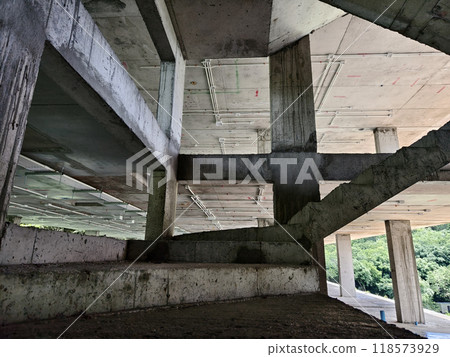 A well constructed set of stairs with concrete elements 118573929