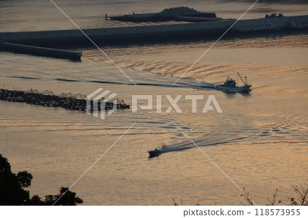 Beautiful patterns created by wake waves 118573955