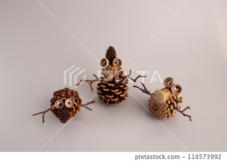 Top view of autumn nature craft for kids, with pine cone creatures. Perfect childrens activity for exploring creativity and using natural elements in imaginative ways 118573992