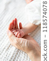 Born newborn 118574078