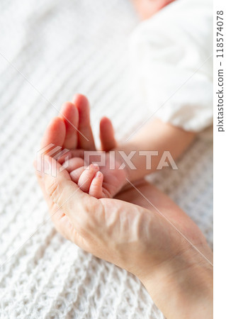 Born newborn 118574078