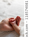 Born newborn 118574081