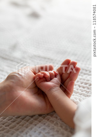 Born newborn 118574081