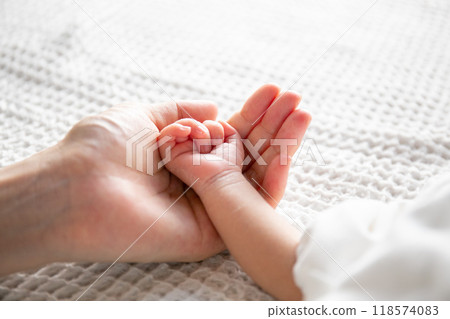 Born newborn 118574083