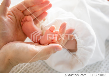 Born newborn 118574085