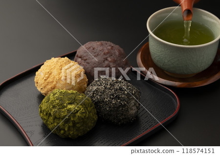 Ohagi: Four-colored ohagi and tea Ohagi: Four-colored ohagi and tea 118574151