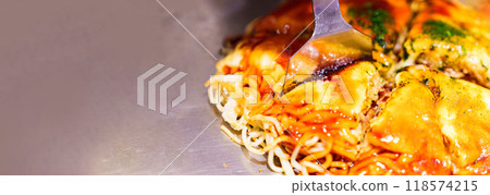 廣島風格的御好燒是廣島靈魂美食的特產【廣島美食圖片】 廣島風格的御好燒是廣島靈魂美食的特產【廣島美食圖片】 118574215