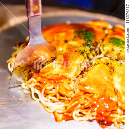 Hiroshima-style okonomiyaki is a specialty of Hiroshima's soul food [Image of Hiroshima gourmet food] 118574217
