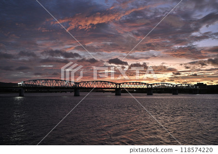 早上在河床上 118574220