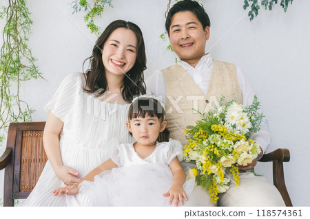 Family photo anniversary 118574361