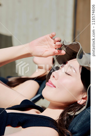 一個女人在戶外洗澡 一個女人在戶外洗澡 118574606