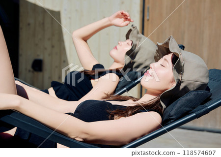 一個女人在戶外洗澡 一個女人在戶外洗澡 118574607