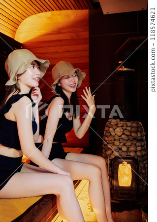 進入桑拿的女人 118574621