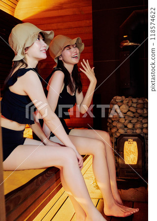 進入桑拿的女人 118574622