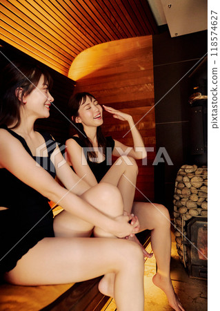 Woman entering the sauna 118574627