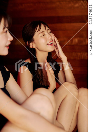 Woman entering the sauna 118574631