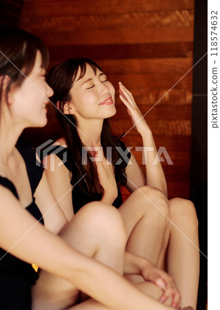 進入桑拿的女人 進入桑拿的女人 118574632